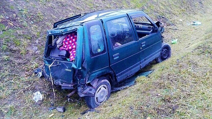 Tico wypadło z drogi. Kierowca miał 4 promile