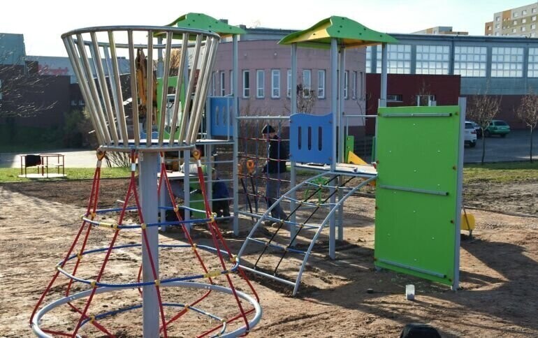 Plac zabaw i siłownia plenerowa przy SP 2