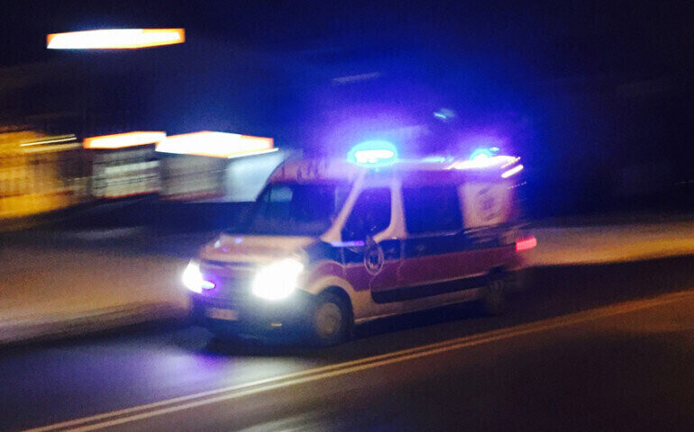 Stracił równowagę i wpadł pod tira. Zginął na miejscu