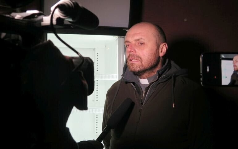 Przy Słowackiego stoi już społeczna lodówka. Proboszcz zachęca do zostawiania jedzenia dla potrzebujących