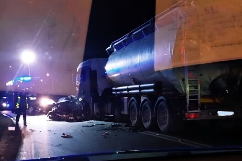 Czołowe zderzenie w Tomaszowie. Nie żyje 37-latek