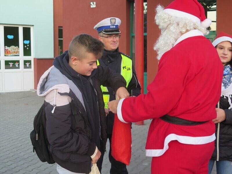 Cukierki od Mikołaja i jego pomocników