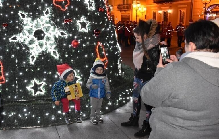 Mikołajkowe spotkanie przy miejskiej choince