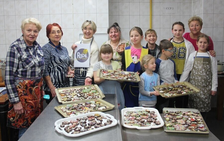 Seniorzy z dziećmi piekli pierniki