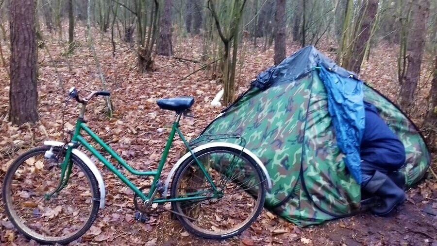 Zamieszkał w lesie bo nie chciał nikomu robić kłopotu