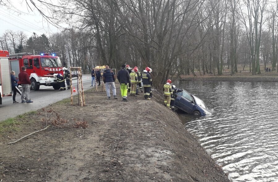 Wjechał do stawu bo chciał uratować psa