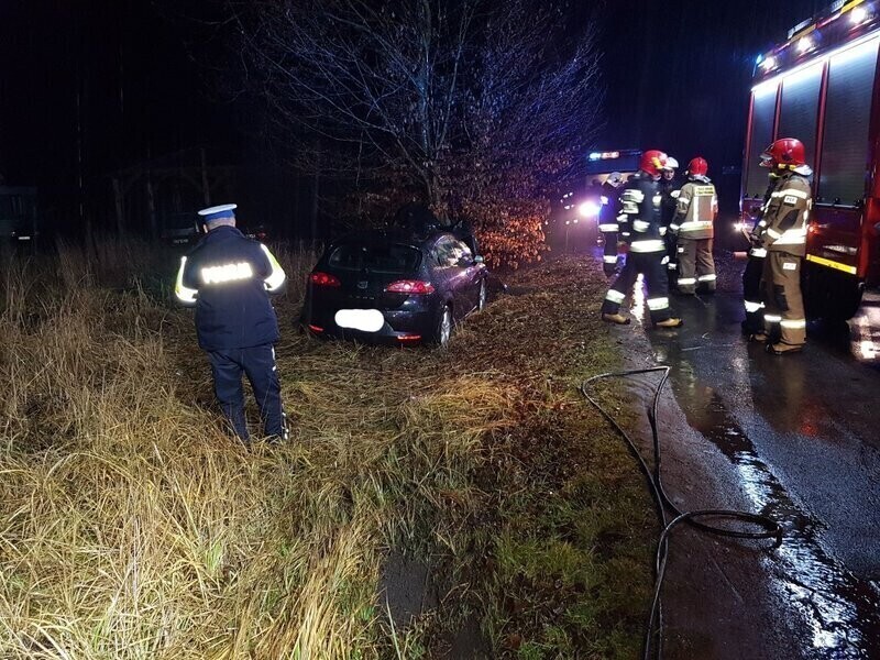 W Kole samochód uderzył w drzewo