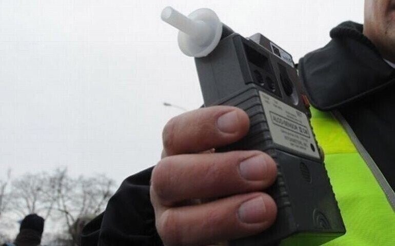 Pijany kierowca z podwójnym zakazem prowadzenia pojazdów wpadł w ręce policjantów