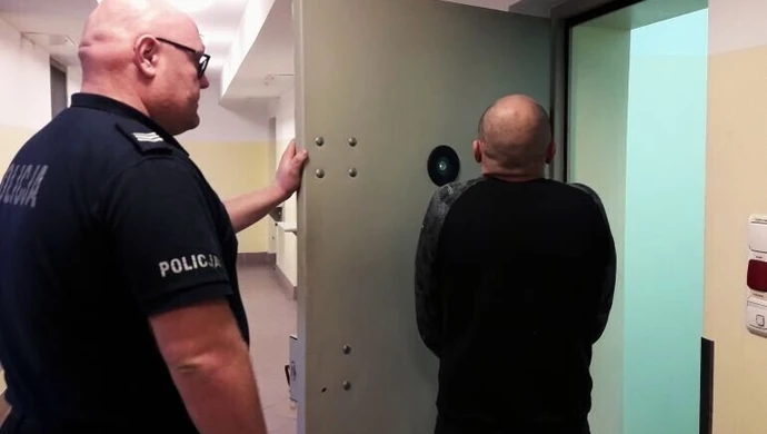 Więził i gwałcił swoją partnerkę. 33-letniemu piotrkowianinowi grozi nawet 12 lat więzienia 