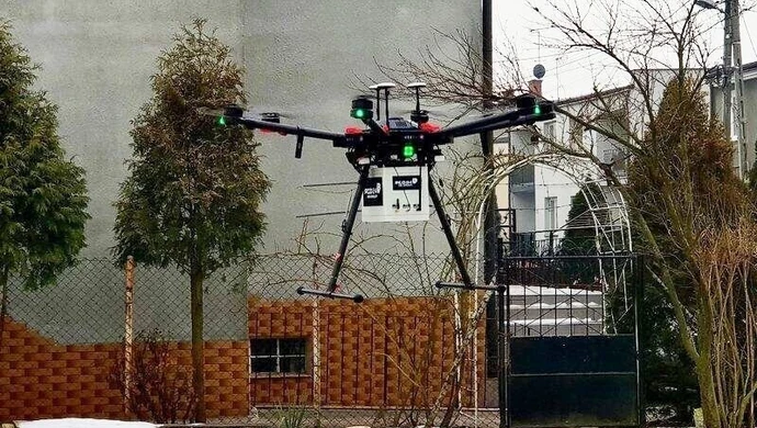 Dron bada jakość powietrza nad Piotrkowem