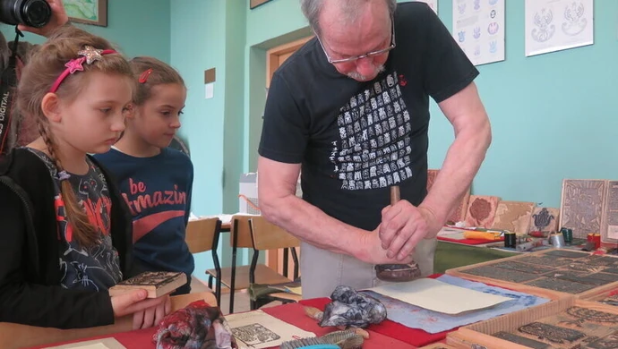 Poprzez zabawę poznawali dzieje druku i papieru