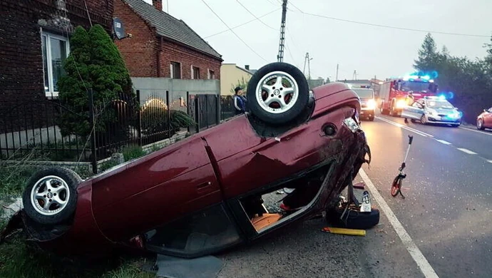 Opel uderzył w betonowy przepust, potem w słup