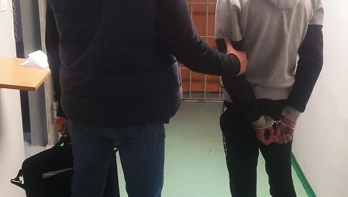 Kradli akumulatory, 19-latków zatrzymała policja