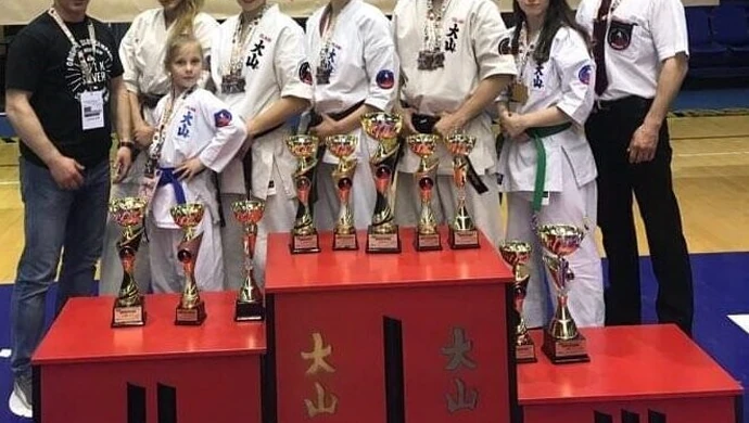 12 medali karateków