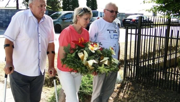 Piknik w Majkowie Dużym rozpoczęli od oddania hołdu bohaterom