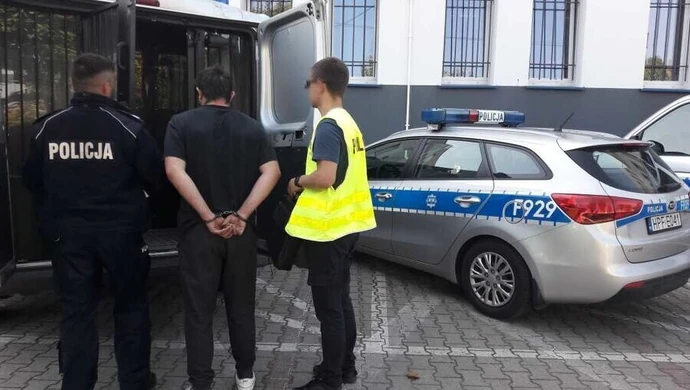 Włamali się do sklepu. Łupem padły alkohol, papierosy i komputer
