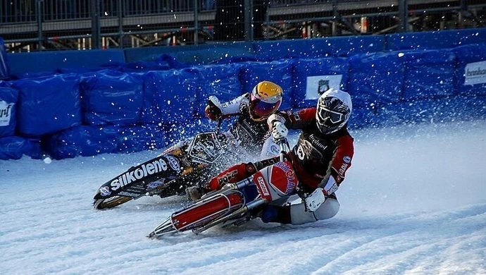 Żużlowcy będą się ścigać w...tomaszowskiej Arenie Lodowej