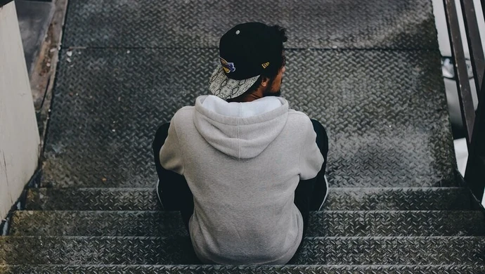 Stylizacje modowe z czapką z daszkiem