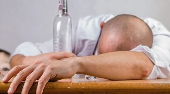 Niemowlę pod opieką pijanych rodziców 