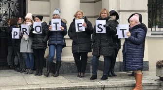 "Dość pracy za grosze" - protest śniadaniowy przed gmachem piotrkowskiego sądu