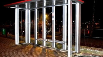 17-latek zdemolował wiatę przystankową 