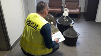 Produkował bimber, miał broń bez zezwolenia. Wkrótce usłyszy zarzuty