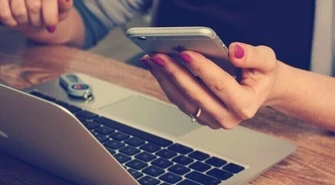 Pracownicy Urzędu Skarbowego wychodzą do piotrkowian