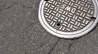 Tony toksycznych odpadów w miejskiej kanalizacji