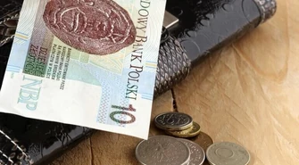 Postawa godna pochwały. Znaleziony portfel oddał policji