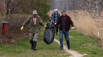Sezon wędkarski zaczęli od sprzątania 