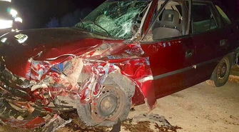 Osobówka uderzyła w bariery mostu