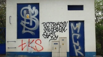 Pomazał sprayem stację trafo. Zobaczcie, co nagrała kamera!