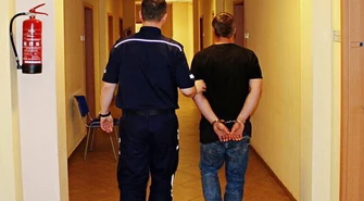 Rozbój na staruszce. Pijany napastnik ukradł kobiecie pudełko z pieniędzmi