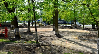 Na placu Niepodległości budują nowe alejki