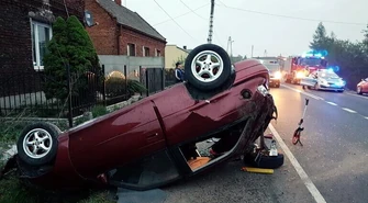 Opel uderzył w betonowy przepust, potem w słup