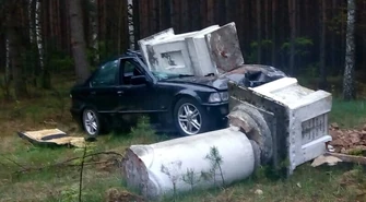 BMW wjechało w zabytkową kapliczkę