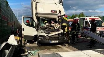 Wypadek na S8. Kierowca zakleszczony w aucie