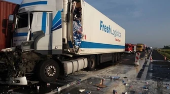 Kierowcy ciężarówek ranni w wypadku na A1