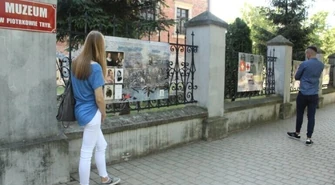 100-lecie PCK. Kolejna wystawa na parkanie zamku