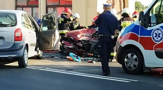 Wypadek na DK12. Kobieta zakleszczona w aucie