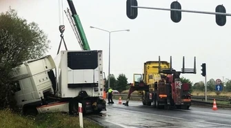 Kolizja w Jeżowie. Ciężarówka w rowie