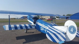 Historyczny myśliwiec na lotnisku w Piotrkowie