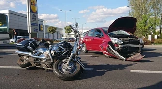 Stłuczka na Sulejowskiej. Motocyklista trafił do szpitala