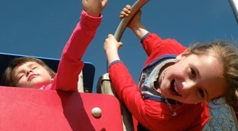 Chcą podarować dzieciom uśmiech. Piknik na boisku UJK