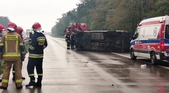 Dwie osoby nie żyją, pięć rannych. Bus dachował na S8