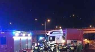 Ciężarówka wjechała w bariery na S8