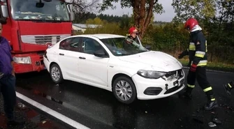 Kolizja trzech aut na DK12 w Poniatowie