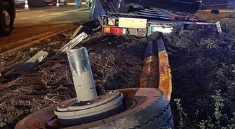 Ciężarówka wjechała w bariery na S8