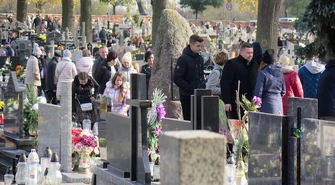 Piotrkowianie odwiedzali groby bliskich zmarłych