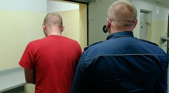 Niechcice: Zniszczył wiatę przystankową, bo… musiał rozładować emocje